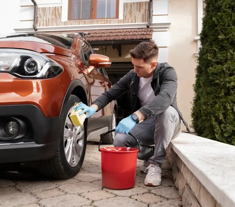 Lavage auto à domicile Renaison : professionnel intervenant sur un véhicule